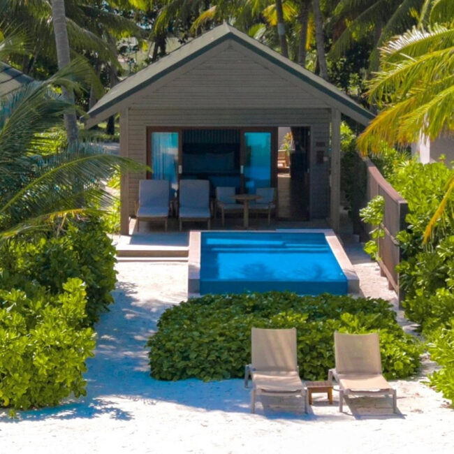 Dhoni Bar Pool at Meeru Maldives Resort Island